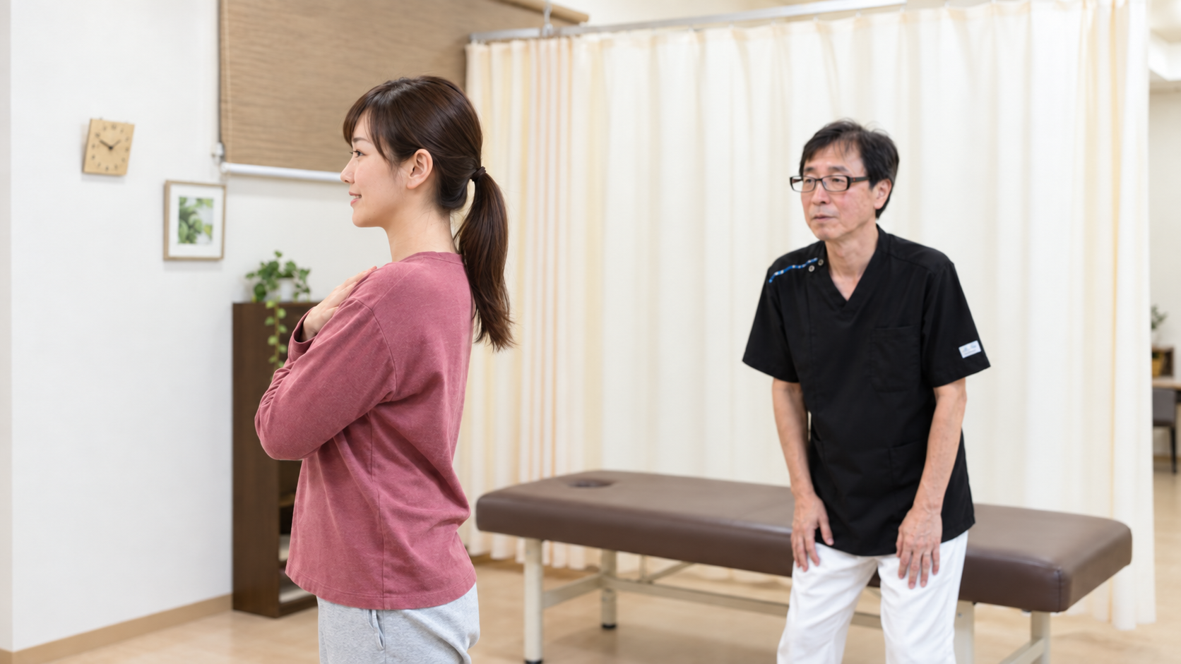 施術者が女性のクライアントさんの体の動きを検査している